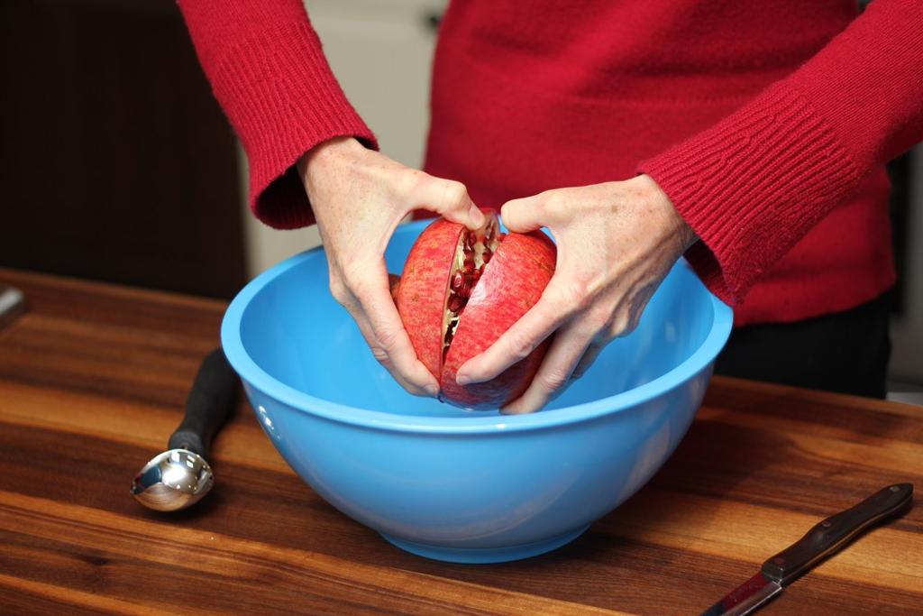 An Easy Way to Remove Pomegranate Seeds