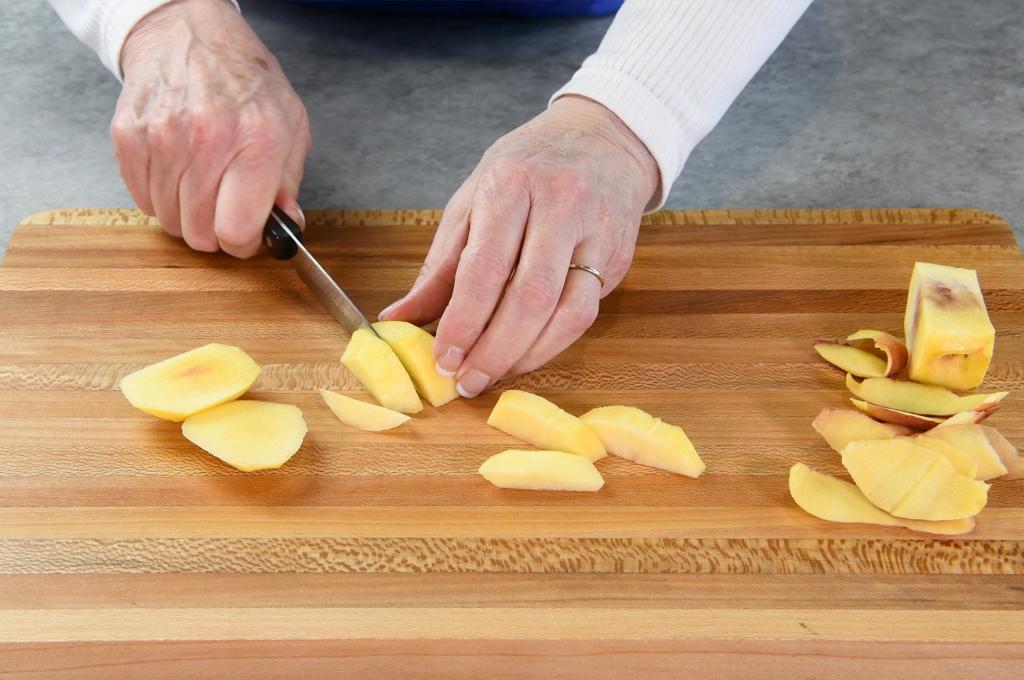 How to Cut Peaches