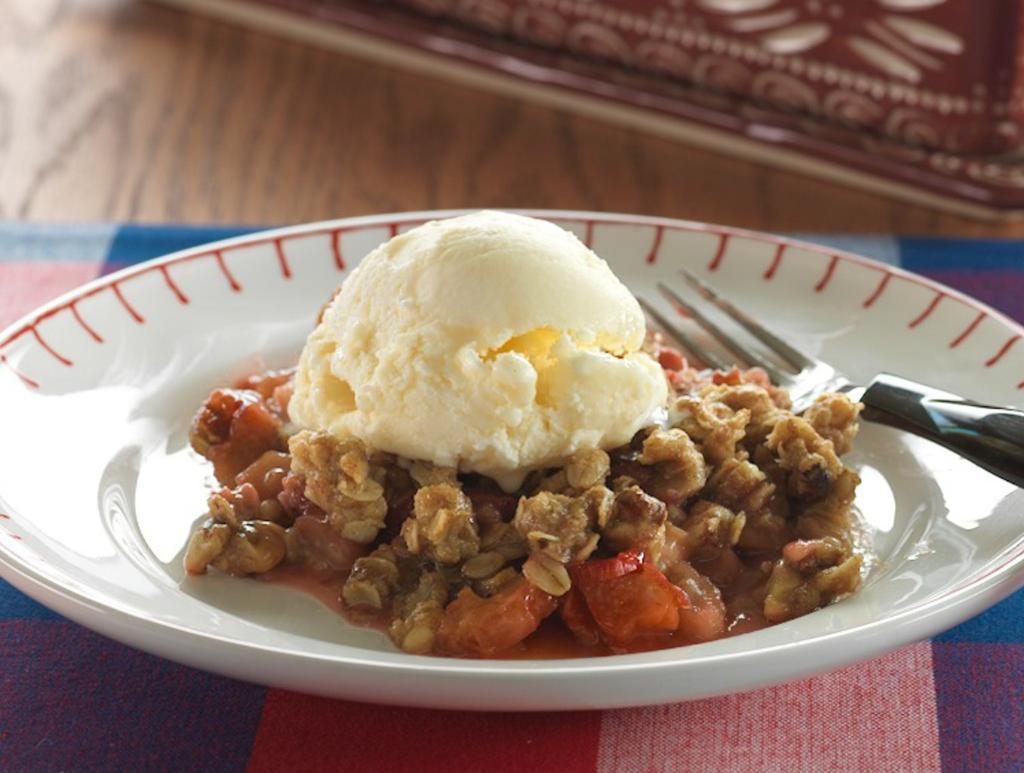 Rhubarb Strawberry Crisp