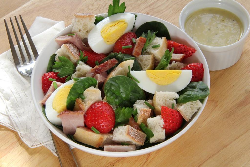Spring Spinach Strawberry Bread Salad With Ham and Egg