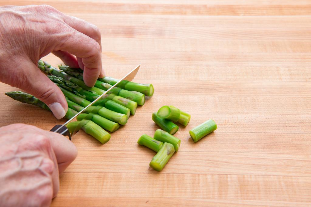Cutting the asparagus with a Trimmer.
