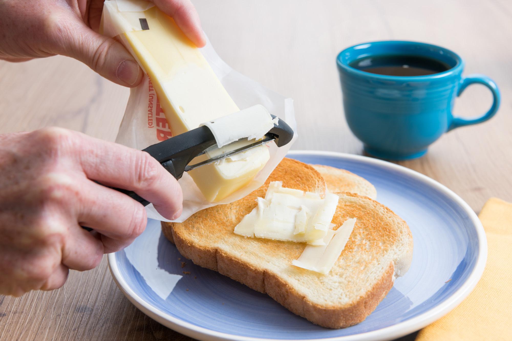 https://images.cutco.com/learn/2019/vegetable-peeler-hacks-7.jpg