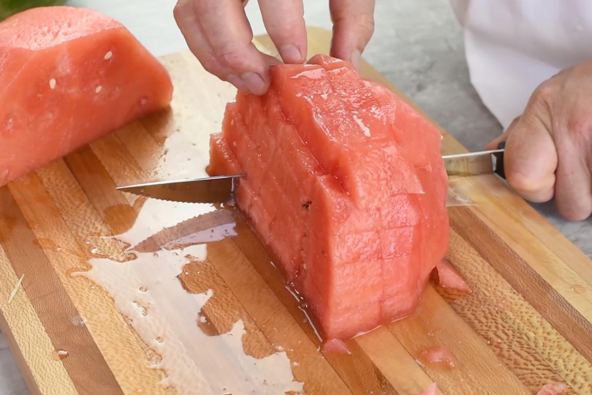 How to cut a watermelon into cubes ? 