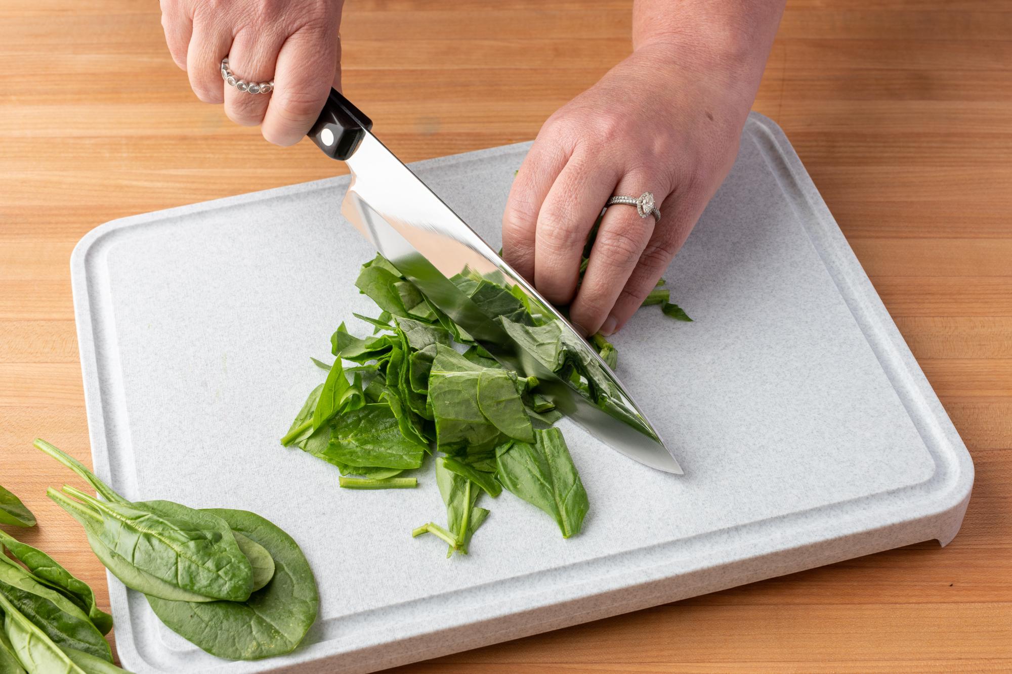 Chop the spinach with a Petite Chef.