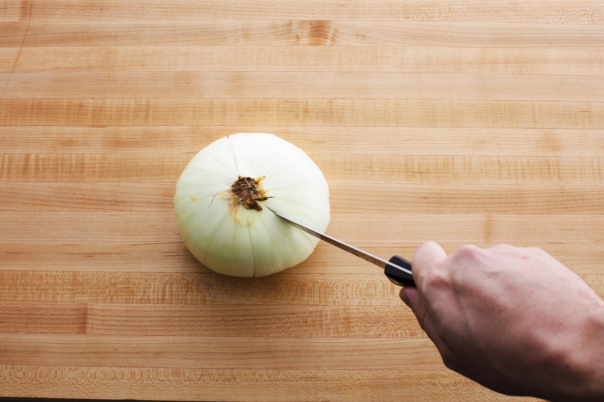 Preparing the onion with a trimmer.