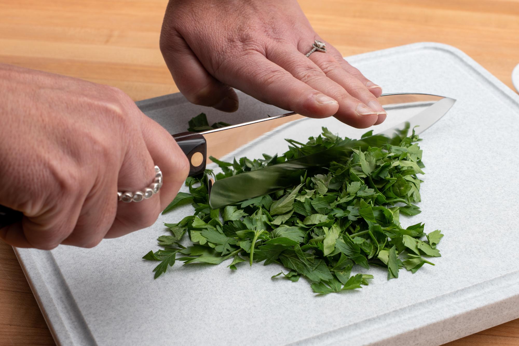 Mincing parsley with a Petite Chef.
