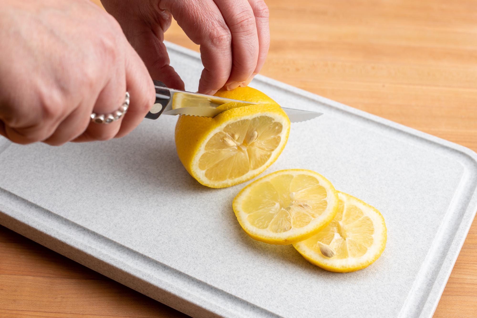 Slicing lemon with a Trimmer.