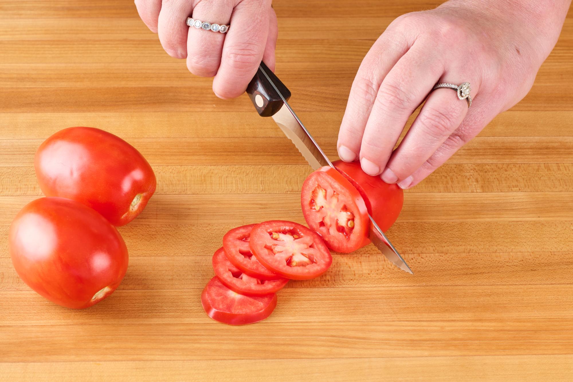 Trimmer slicing tomatoes