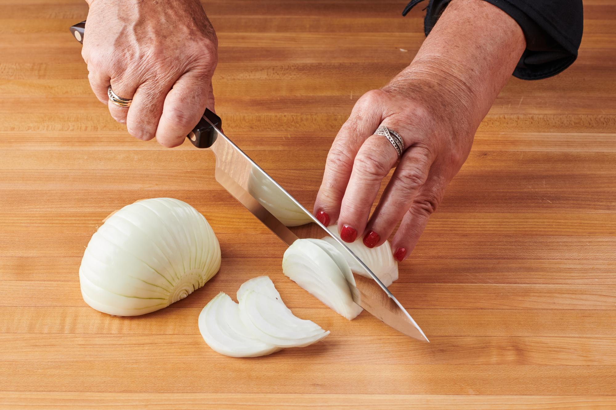 Slicing onion with P Chef