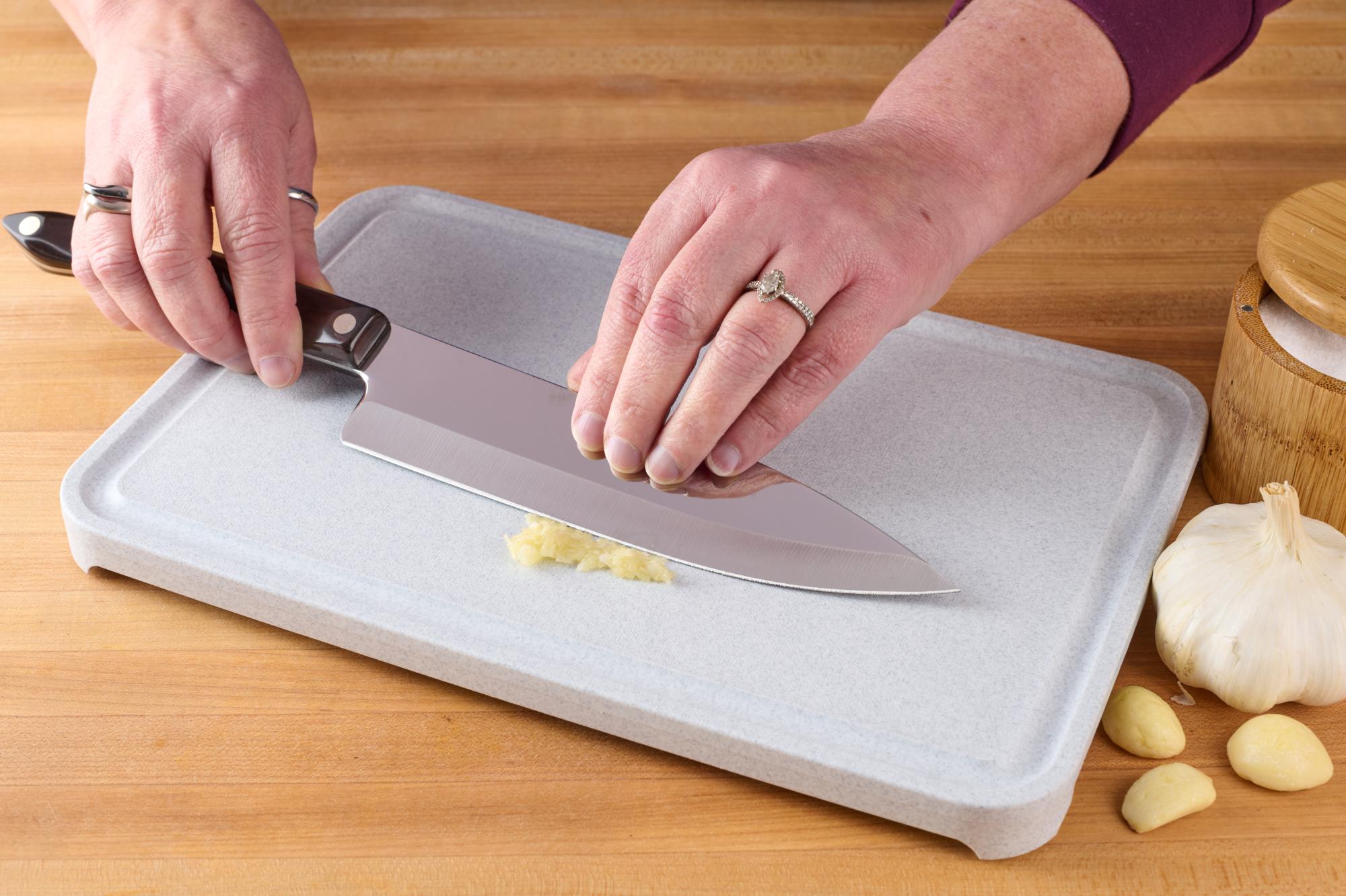 Pasting garlic with Petite Chef.