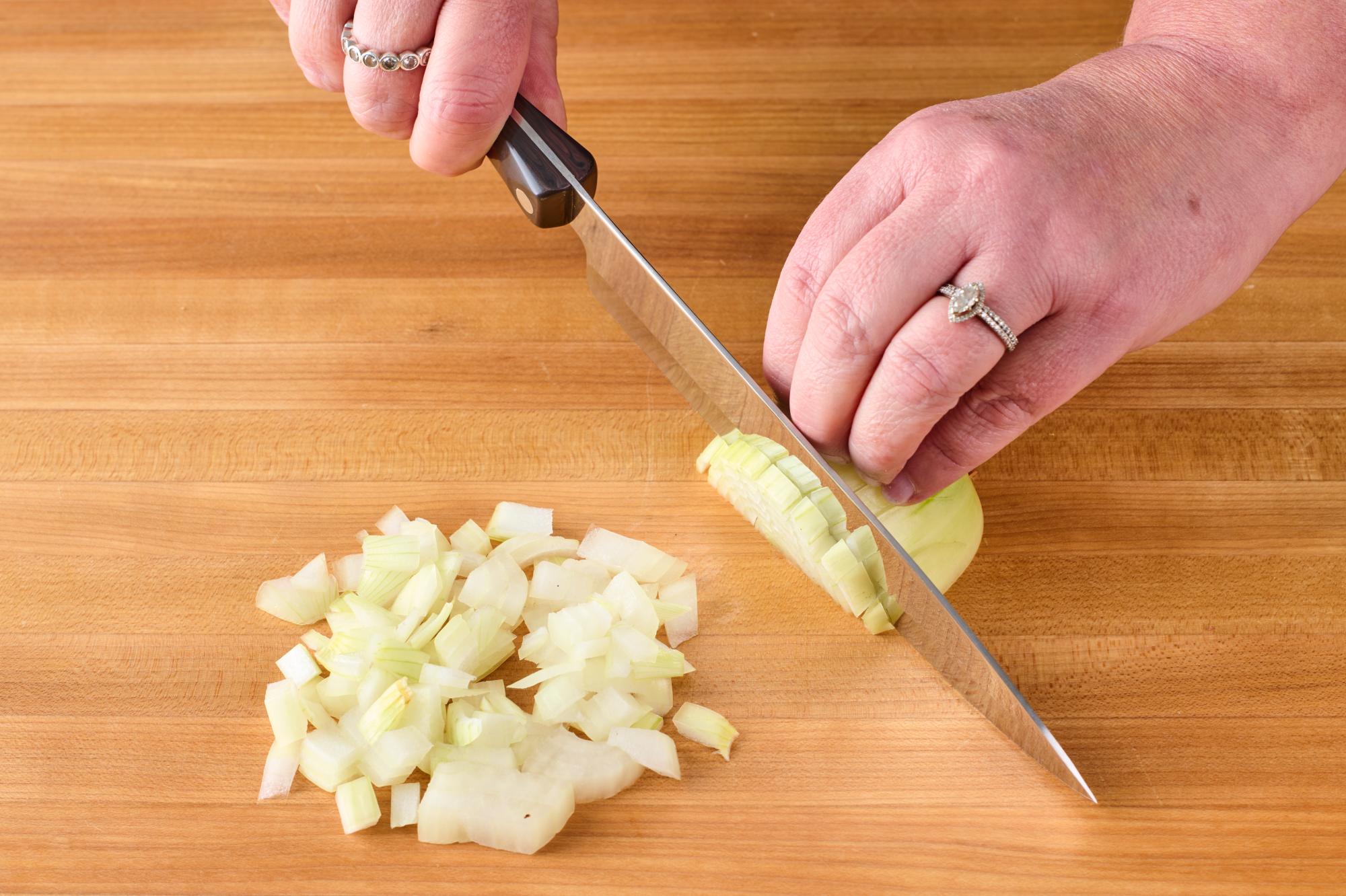 cutting onion 