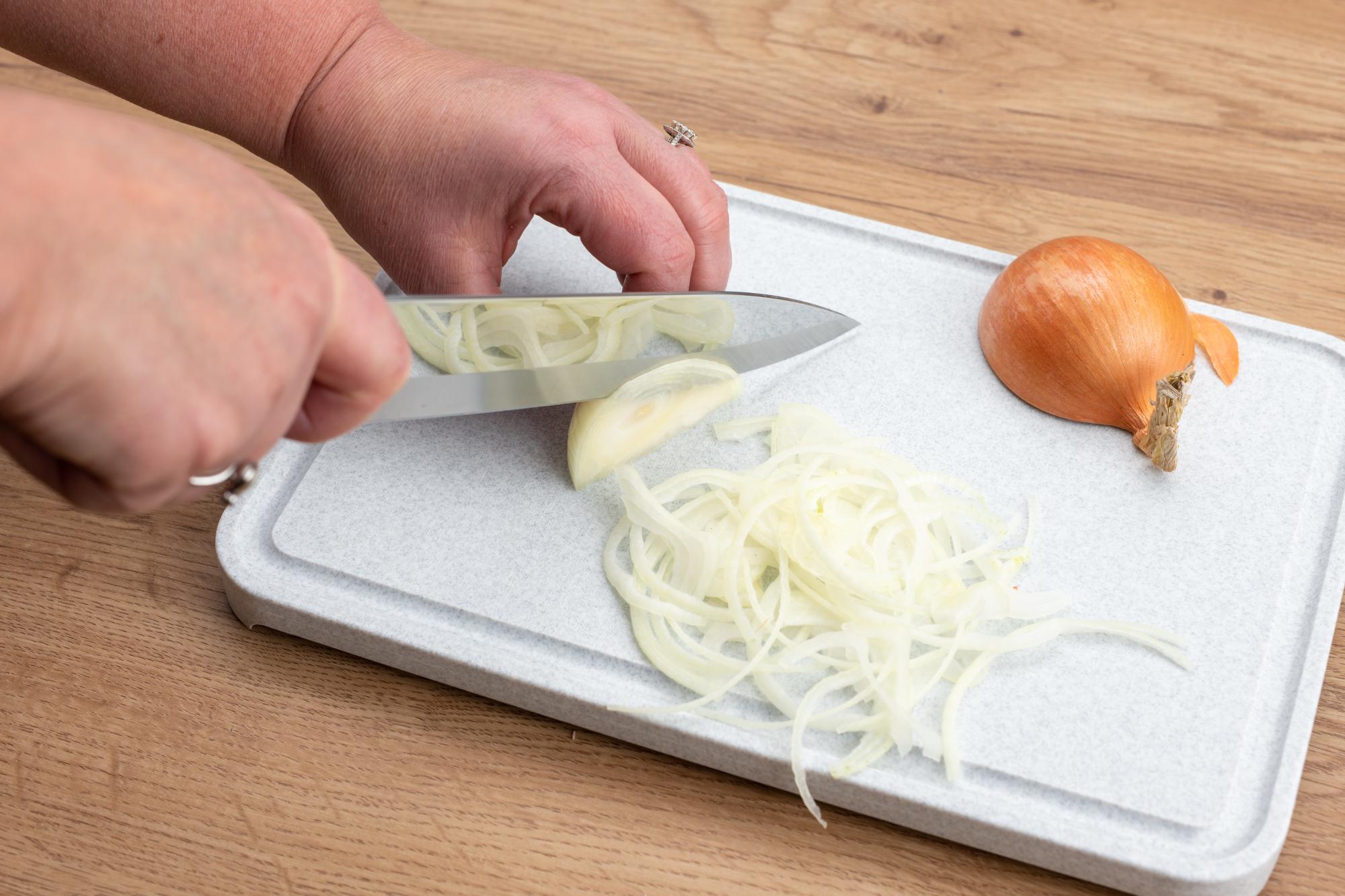 cutting onion