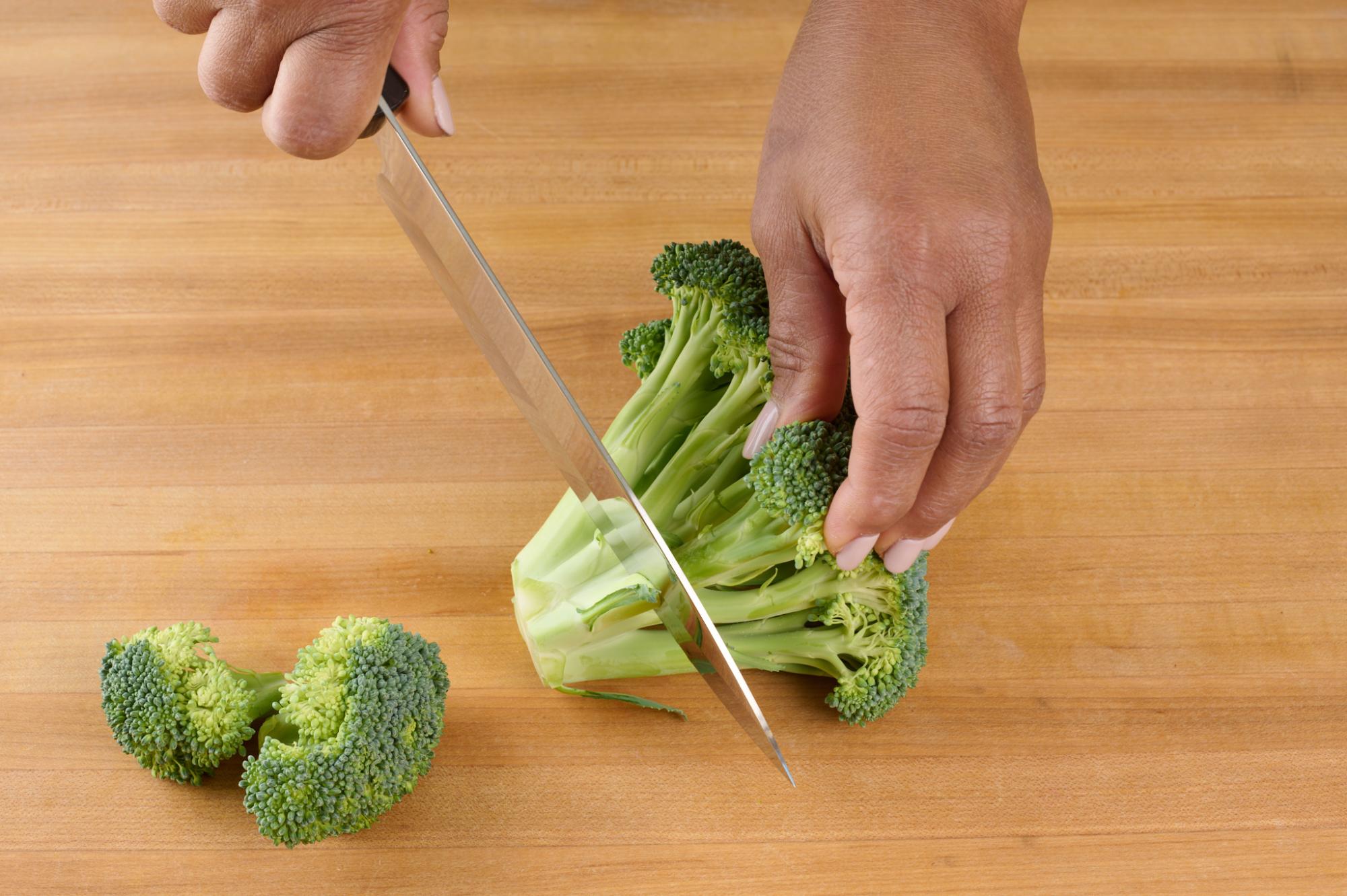Removing broccoli florets