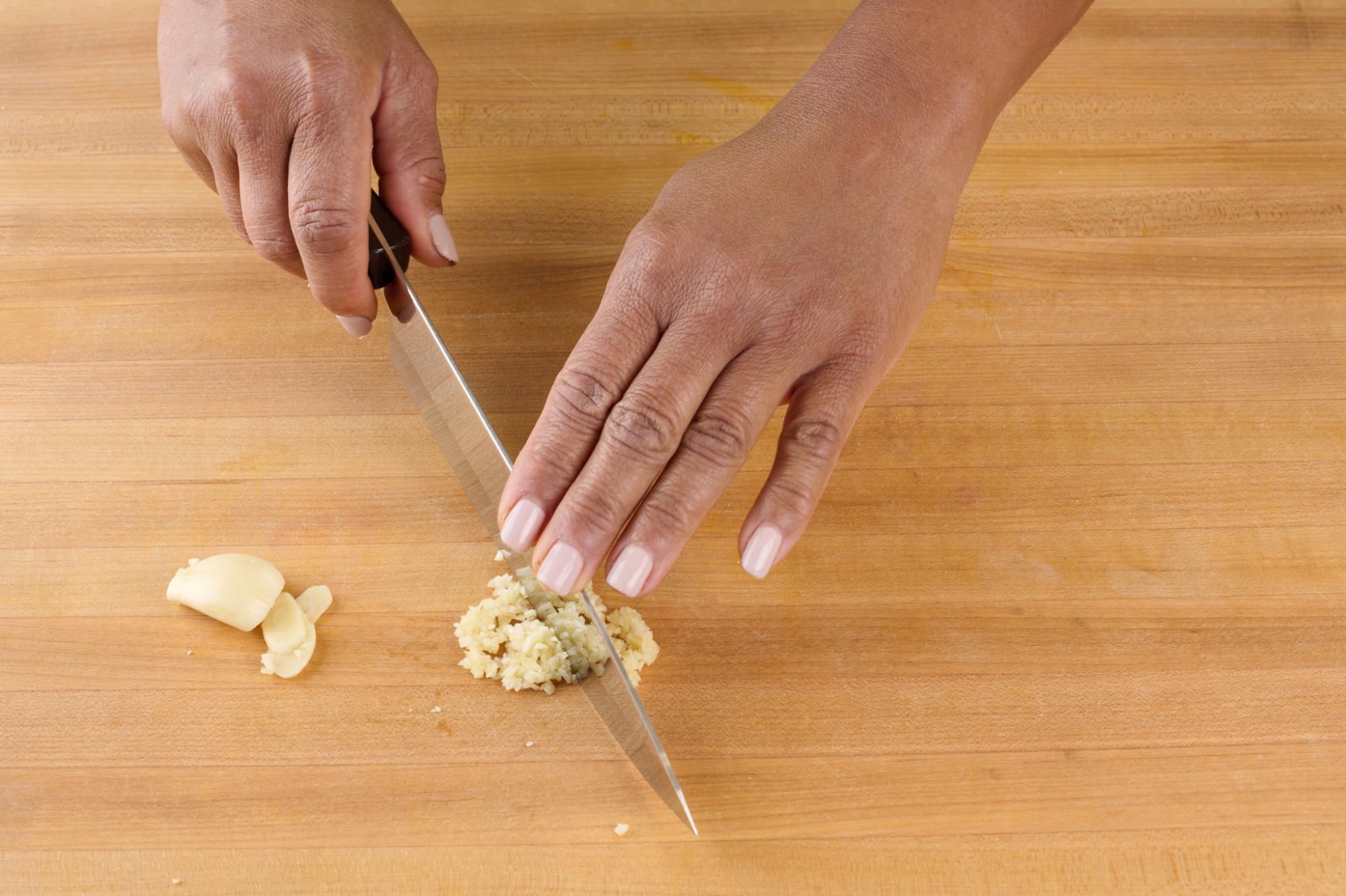 mincing garlic with Petite Chef