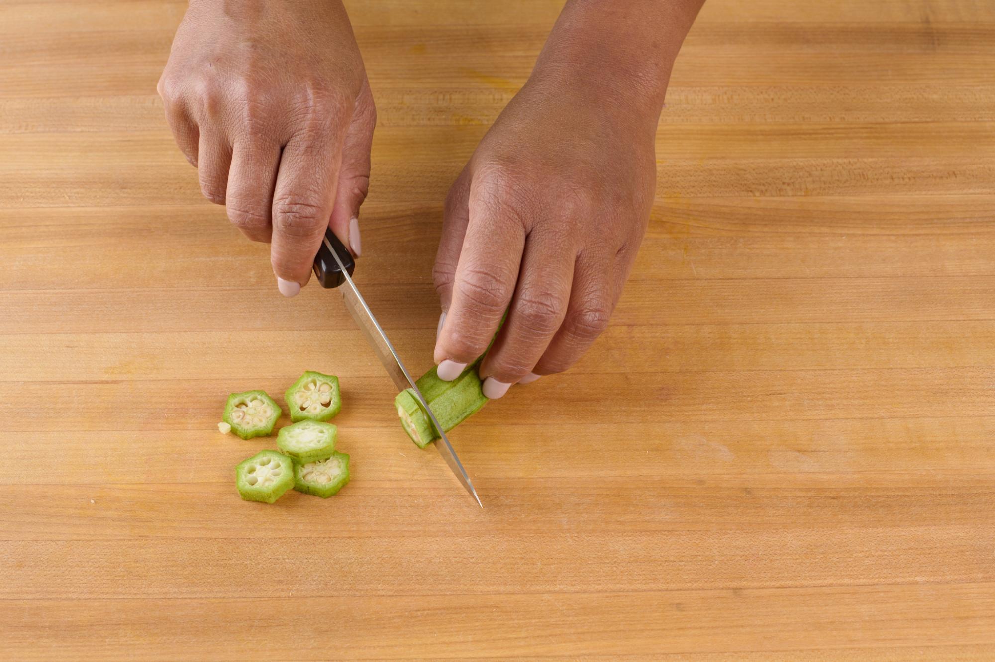 Cutting okra with 4″ Paring Knife