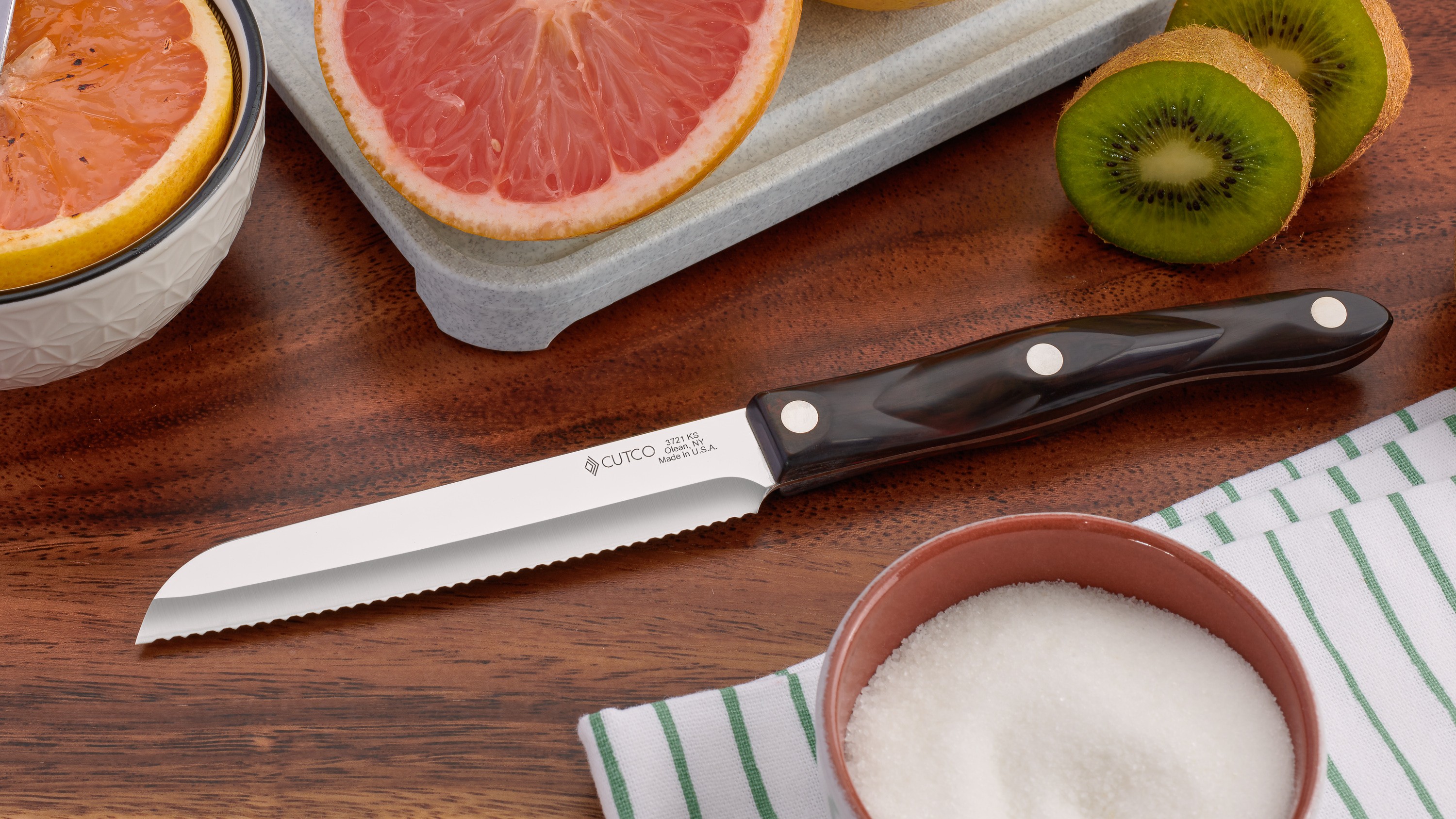  CUTCO Model 3724 Santoku-Style Slicer with 10 Double-D serrated  edge blade and 5.5 Classic Dark Brown handle (often called Black). :  Home & Kitchen