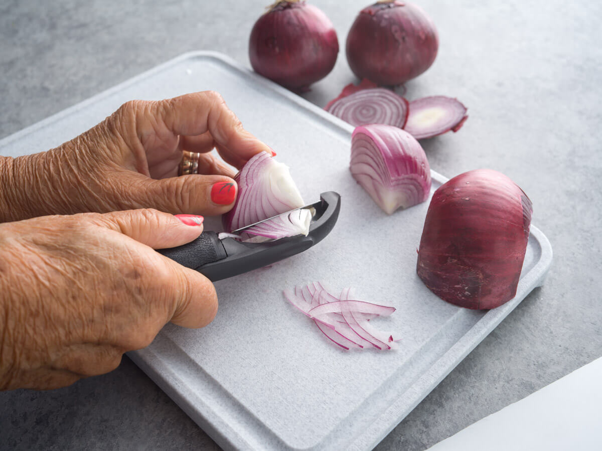 5 Easy Onion Peeling, Slicing kitchen Tools You Must Have 