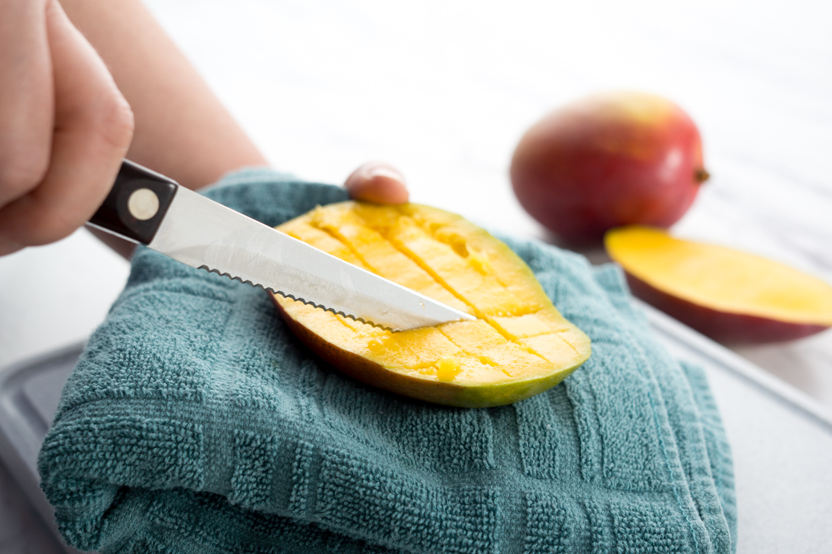 Cube the mango with a Trimmer.