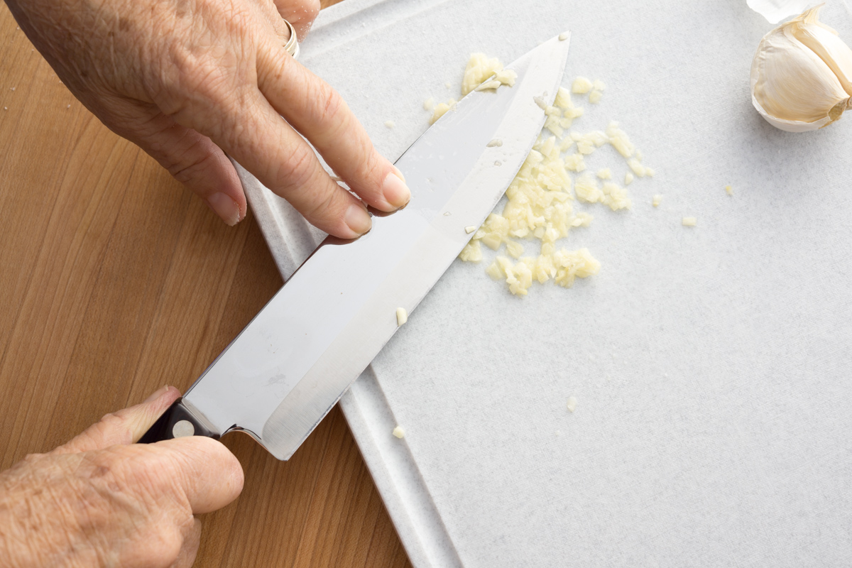 Smear the garlic with a Petite Chef.